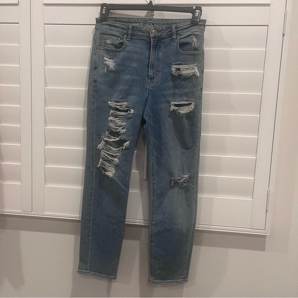 AMERICAN EAGLE Mom Jean Distressed Size 6 - Picture 1 of 8